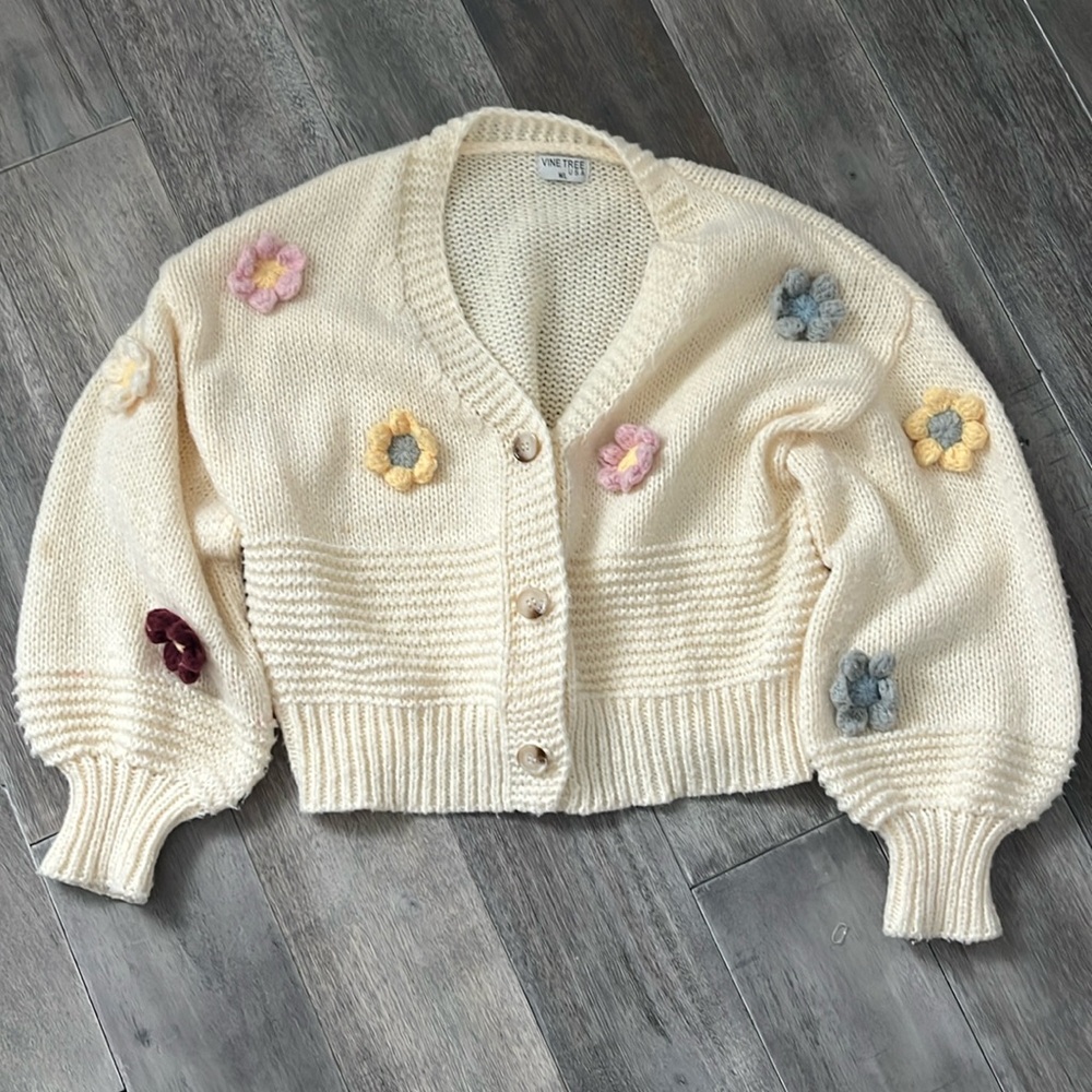 Beautiful Vine Tree sweater w flowers